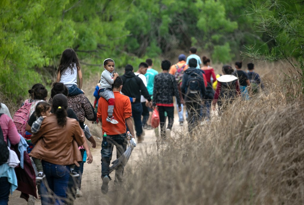 Les demandeurs d'asile, la plupart originaires du Honduras, marchent vers un point de contrôle de la patrouille frontalière américaine après avoir traversé le Rio Grande depuis le Mexique le 23 mars 2021. (Photo, AFP)