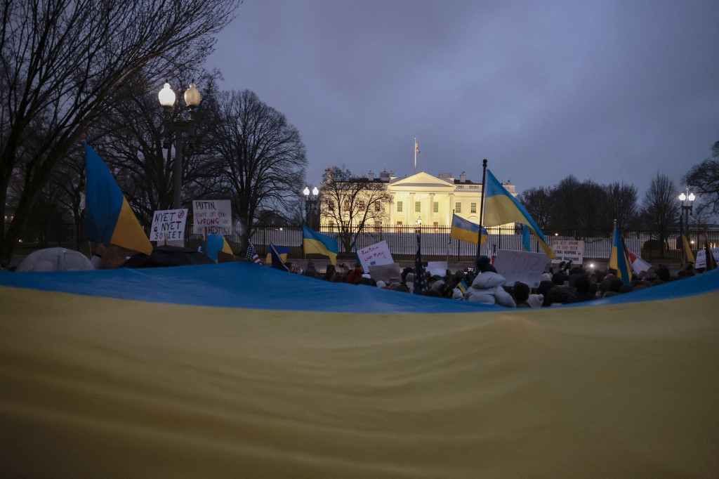 Des militants tiennent des pancartes et des drapeaux alors qu'ils se rassemblent sur Lafayette Square pour protester contre l'invasion de l'Ukraine par la Russie à Washington, DC, le 24 février 2022. (Photo, AFP)