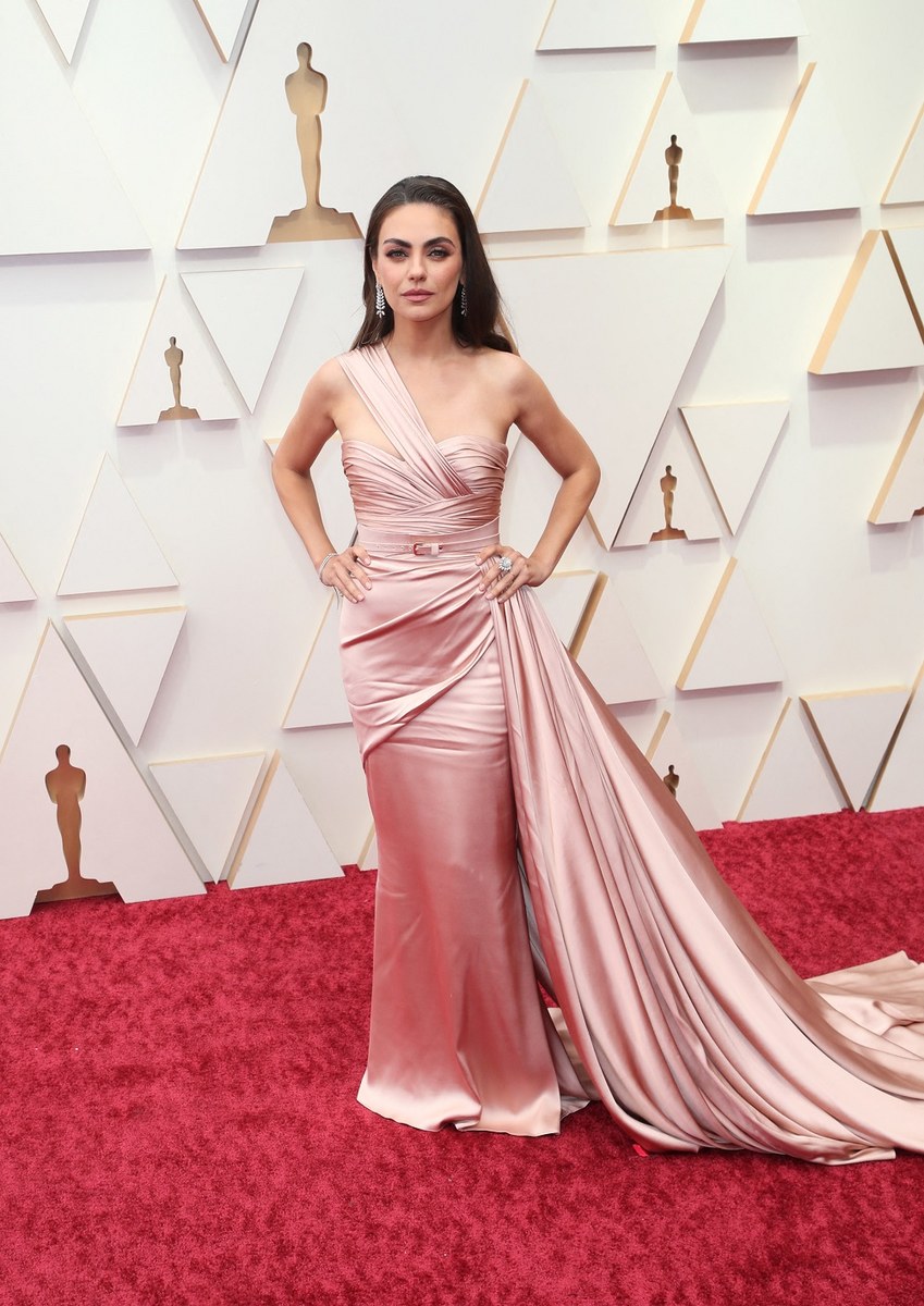 Mila Kunis en Zuhair Murad, collection printemps 2022, à la 94e cérémonie des Oscars. AFP