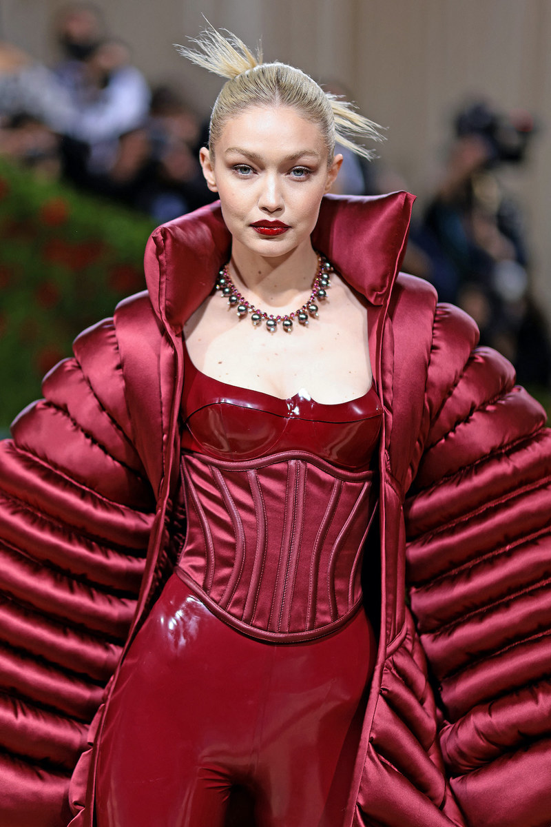 Gigi Hadid était habillée en Versace pour l’édition 2022 du Met Gala. (Getty)