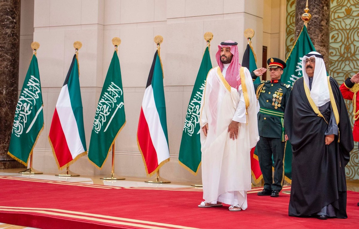 Le prince héritier Mohammed ben Salmane reçu par son homologue koweïtien Cheikh Mishal Al-Ahmad Al-Jaber Al-Sabah. (Photo, Fournie)