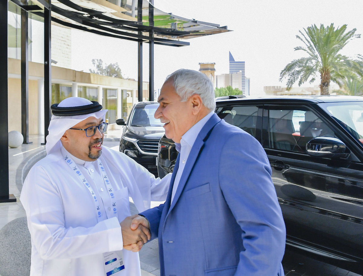 Mohammed al-Harbi (à gauche), président de la Fédération saoudienne d’haltérophilie, accueille Mohammed Jaloud, président de la Fédération internationale d’haltérophilie, à son arrivée à Riyad. (Agence de presse saoudienne)