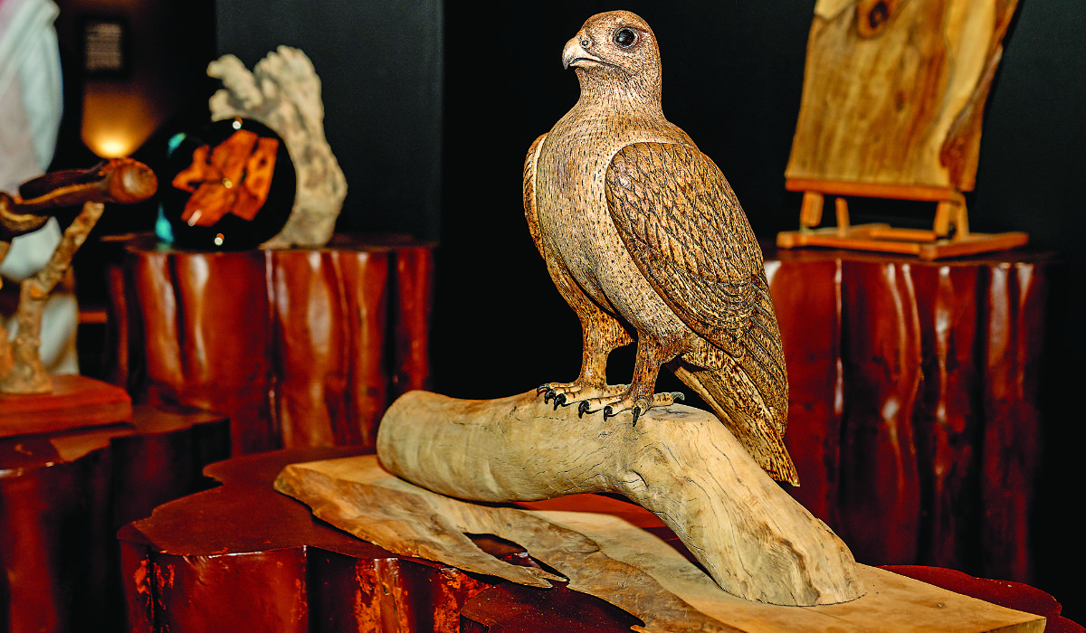 Dans son stand, le sculpteur présente sa collection de sculptures illustrant un aigle, une canne en forme de serpent, des tableaux sculptés et une variété de chapelets fabriqués à la main à partir de noyaux d'olives, de dattes, ainsi qu’en bois de cocotier. (Photos AN de Houda Bashatah)