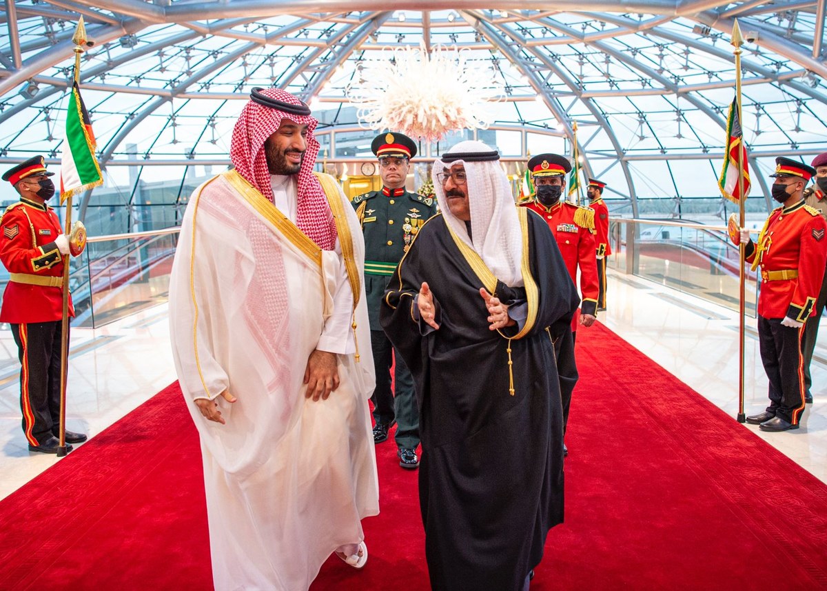 Le prince héritier Mohammed ben Salmane reçu par son homologue koweïtien Cheikh Mishal Al-Ahmad Al-Jaber Al-Sabah. (Photo, Fournie)