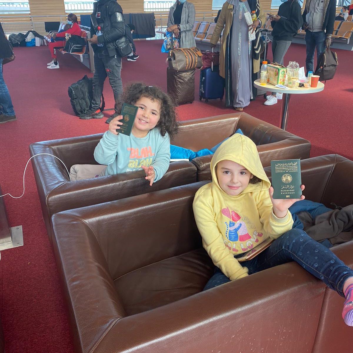 Deux jeunes ressortissantes algériennes coincées à l'aéroport de Roissy. (photo partagée sur la page Facebook de la chef pâtissière Samia Bouchenafa)