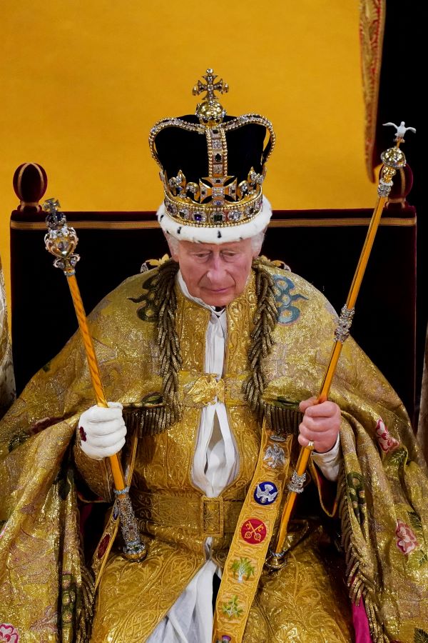 Lors de la cérémonie du couronnement, le roi Charles s'est vu remettre un manteau à manches d'or étincelant, appelé Supertunica, qui a été créé pour George V en 1911 et a été porté lors de couronnements, notamment par la reine Elizabeth II. (Getty Images)