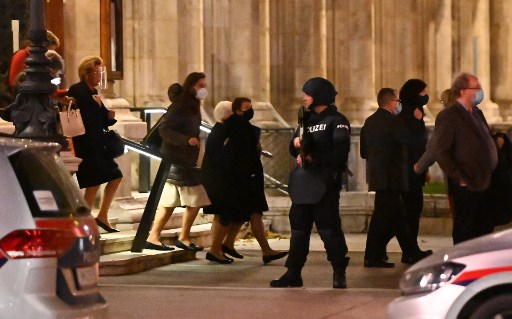 Les spectateurs de l’Opéra quittent sous escorte la représentation, la dernière avant le confinement, dans le centre de Vienne (Photo, AFP)