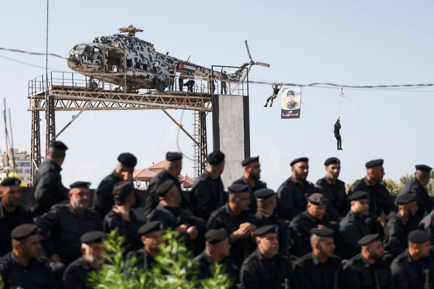 Des membres des forces de sécurité du Hamas montrent leurs compétences lors d'un exercice organisé lors d'une cérémonie de remise des diplômes dans la ville de Gaza, le 31 octobre 2022 (AFP).