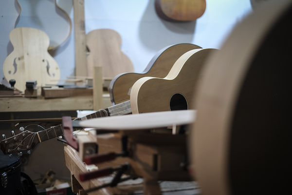 Des guitares en bois de cèdre à la sonorité exceptionnelle (photo Joao Sousa)