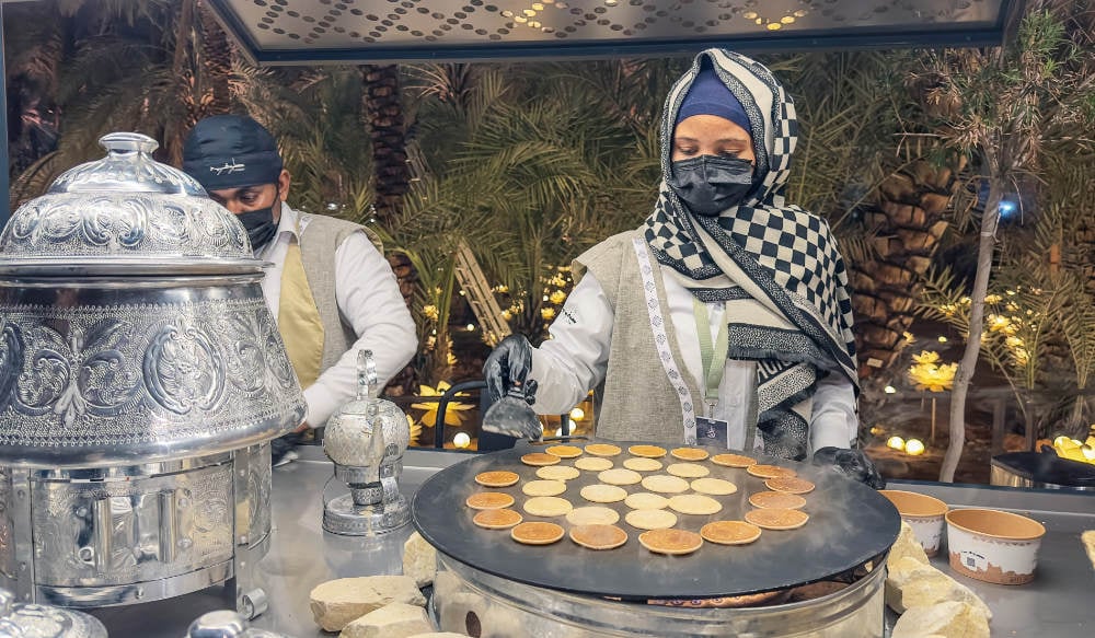 Découvrez une gamme de marques locales et internationales en matière de cuisine, de bijoux, de vêtements et bien plus encore lors du festival Diriyah Nights. (Photos AN/Huda Bashatah)