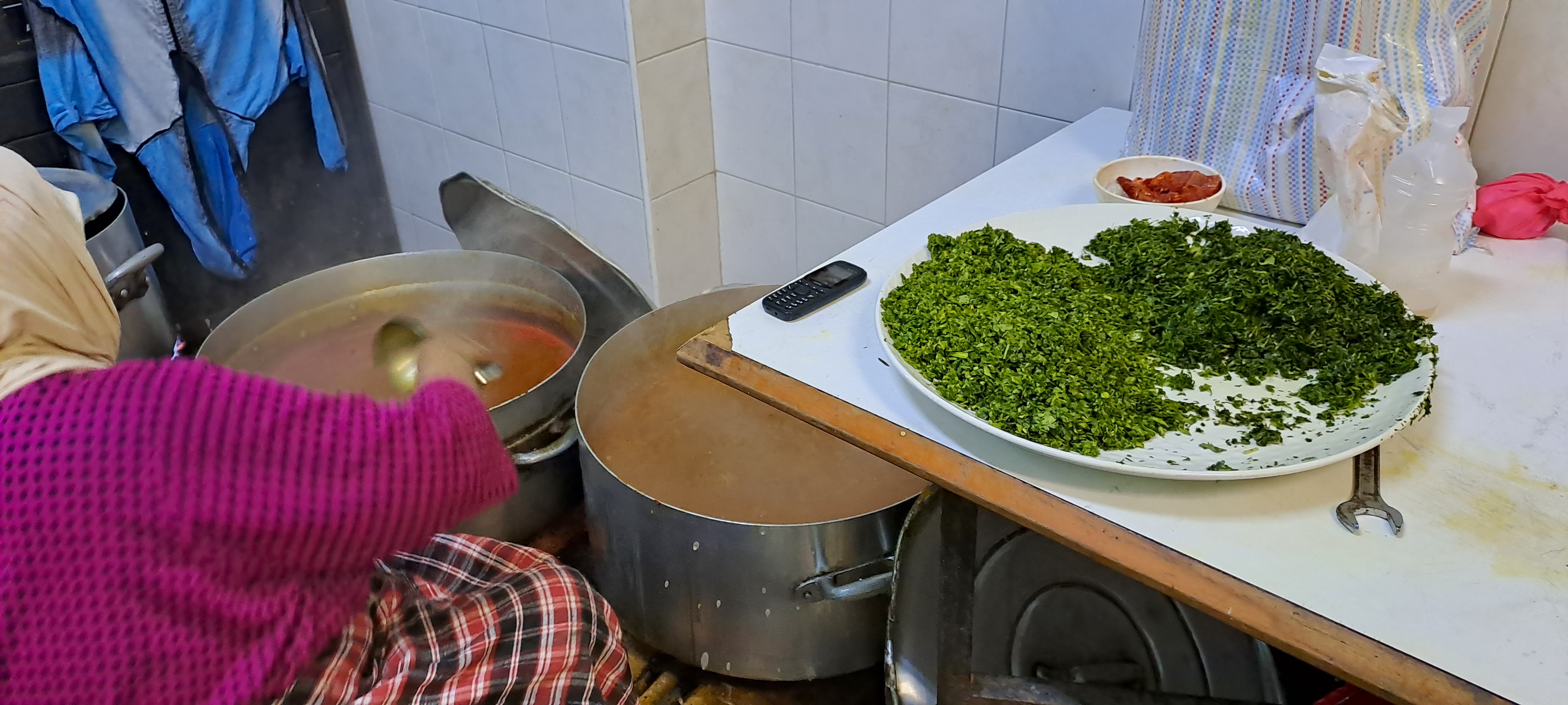 Une fois préparés, les paniers-repas sont distribués aux quatre coins de la ville