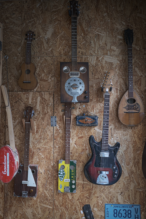 Guitares électriques réalisée avec de vieilles enseignes publicitaires (photo Joao Sousa)