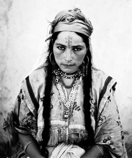 Photographie d’une femme amazigh durant la période coloniale (Photo, Marc Garanger).