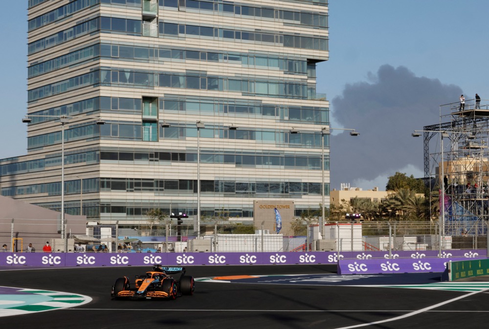 A fumaça do ataque era visível da pista. "Sinto cheiro de queimado - este é o meu carro?" disse o campeão mundial de F1 Max Verstappen no rádio de sua equipe.  (Reuters)