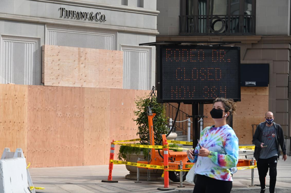 Rodeo Drive, la rue commerçante de renommée mondiale à Beverly Hills, en Californie, est barricadée et fermée à la circulation automobile et piétonne le 3 novembre 2020 par précaution contre d'éventuelles violences le jour des élections présidentielles américaines (Photo, AFP)