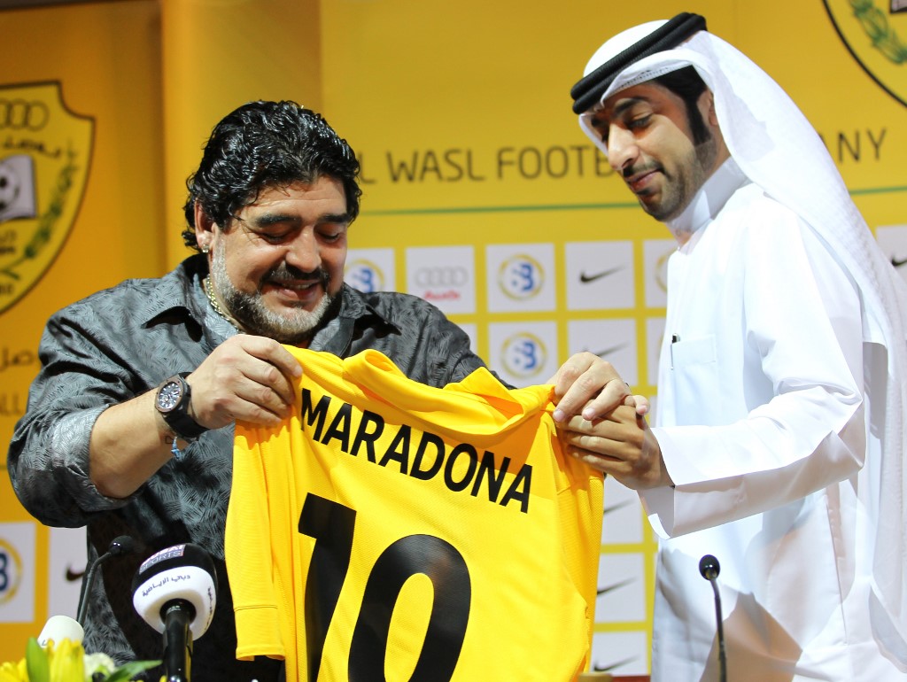 Maradona admire son nouveau maillot avec Marwan Bin Bayat, président d’Al-Wasl lors d'une conférence de presse à Dubaï, en 2011 (Photo, AFP/File)