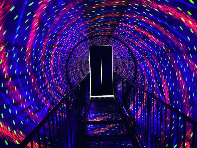 Le «Tunnel Vortex», une exposition vertigineuse mais fascinante qui vous donne l'impression de tourner dans l'espace. (Photo d’AN par Thamer Alfuraiji)