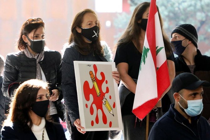 Des militants se rassemblent deux jours après le meurtre de l'éminent critique du Hezbollah, Lokman Slim, exigeant une enquête transparente sur le crime, au centre-ville de Beyrouth, au Liban, le 6 février 2021 (Reuters)