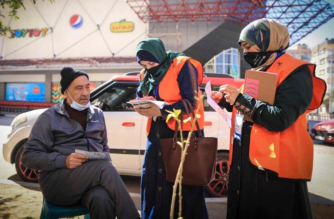 Les membres palestiniens de la Commission électorale centrale enregistrent les électeurs pour les prochaines élections dans la ville de Gaza au milieu des appels à un processus démocratique transparent. (Photo, AFP/Archives)