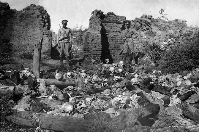 Une photo publiée par le Musée-Institut du génocide arménien, datant de 1915, montre des soldats debout au-dessus des crânes de victimes du village arménien de Sheyxalan, dans la vallée de la Mush, sur le front du Caucase, pendant la Première Guerre mondiale. (STR/AGMI/AFP)
