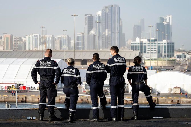 Des membres d'équipage du porte-avions français Charles de Gaulle, arrivé jeudi à Abou Dhabi. (Photo Marine française)