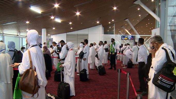 Jemaah haji Malaysia menyelesaikan formalitas pra-imigrasi di bawah Inisiatif Rute Makkah di Bandara Internasional Kuala Lumpur pada 28 Juni 2022. (Foto)