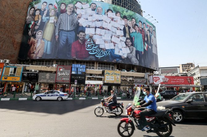 Une affiche de campagne électorale recouvre la façade d'un bâtiment sur la place Valiasr à Téhéran, la capitale de l'Iran, le 19 juin 2021, un jour après l'élection présidentielle. (AFP / Atta Kenare)