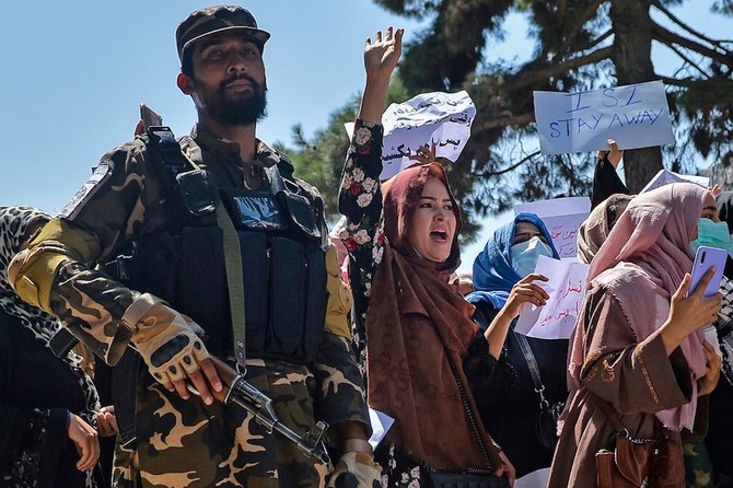 Des femmes afghanes crient des slogans à côté d'un combattant taliban lors d'une manifestation près de l'ambassade du Pakistan à Kaboul. (Photo, AFP)