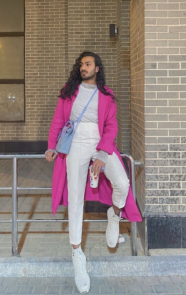 Le créateur de mode, Muneef al-Shammari, portait un manteau rose avec un sac à main bleu bébé à Soundstorm. (Photo AN/Rahaf Jambi)