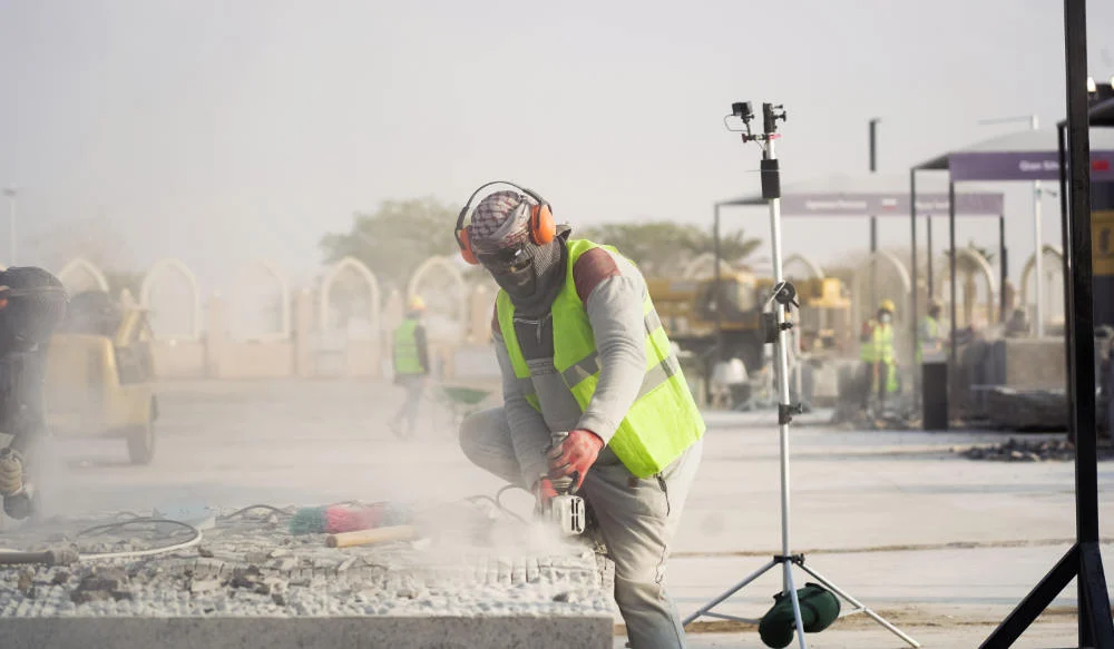 De 10 h à 17 h 30 jusqu'au 2 février, les visiteurs peuvent accéder à des visites guidées sur place pour voir les artistes au travail, sculptant in situ des blocs bruts de granit et de grès. (Photo AN par Abdulrahman Alshalhoub)