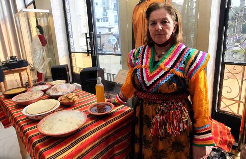 Des vêtements et des plats traditionnels, ainsi que divers produits de l’artisanat qui reflètent la richesse et la diversité́ du patrimoine amazigh sont exposés en cette occasion. (photo: Sarra Benali Cherif)
