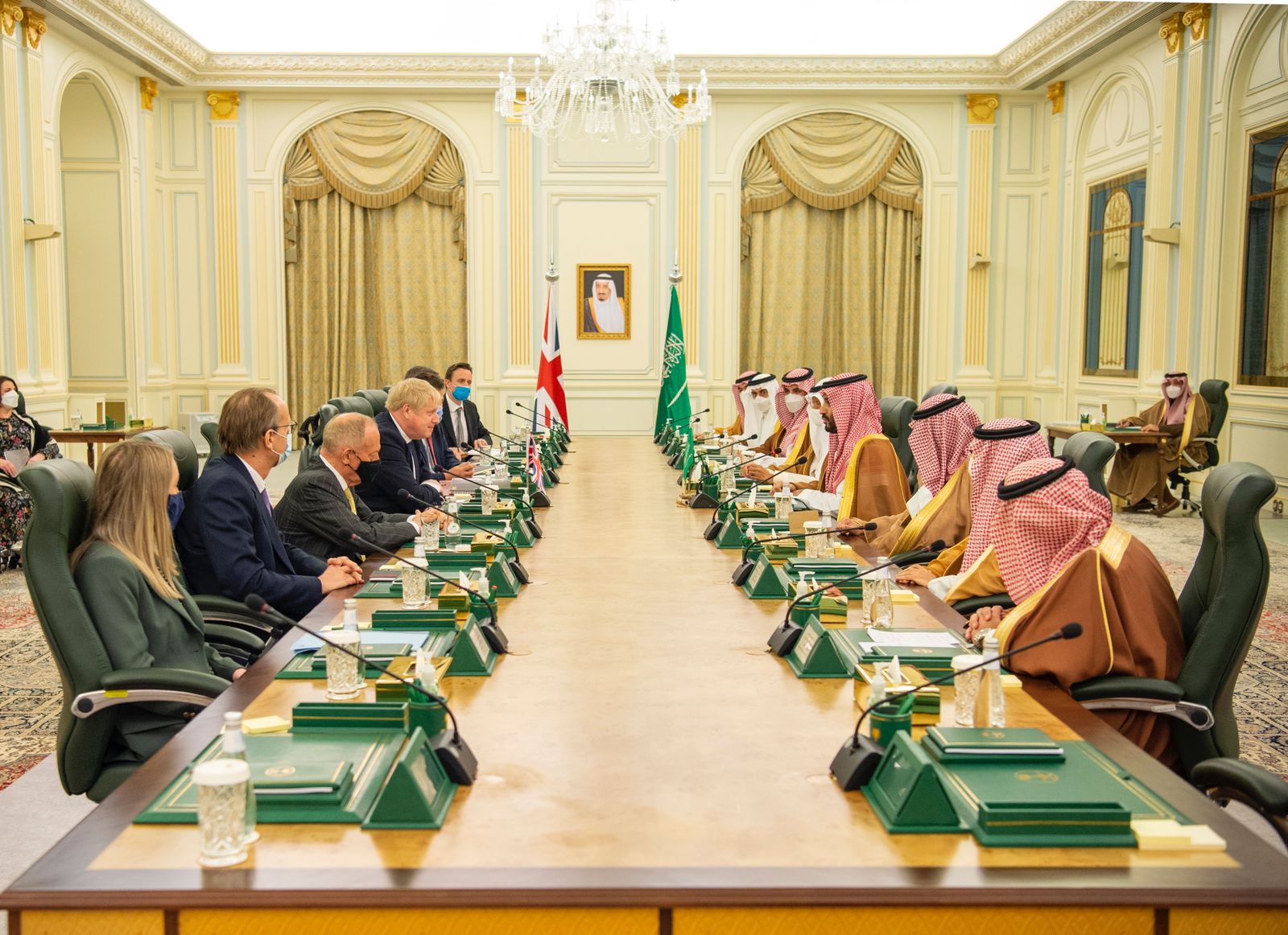 Le prince héritier saoudien, Mohammed ben Salmane, et le Premier ministre britannique, Boris Johnson, participent à une réunion du Conseil de partenariat stratégique entre l’Arabie saoudite et le Royaume-Uni. (SPA) 