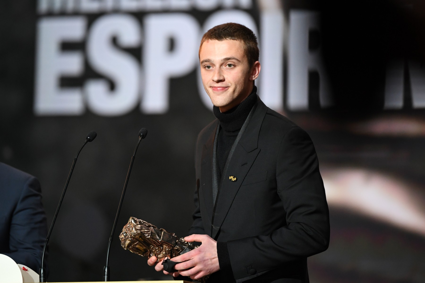 L'acteur français Benjamin Voisin réagit après avoir remporté le prix du meilleur espoir masculin pour le film Illusions Perdues lors de la 47e édition de la cérémonie des César du cinéma à l'Olympia, à Paris, le 25 février 2022. (Photo BERTRAND GUAY / AFP)