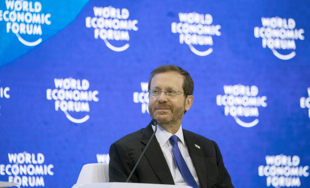 Le président israélien, Isaac Herzog, souriant avant son discours au Forum économique mondial 2022 (WEF) dans la ville alpine de Davos, en Suisse, le 25 mai 2022. (Reuters)