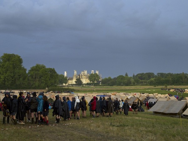 Des scouts sortent du Château de Chambord après s'y être abrités lors de la tempête du 4 juin 2022. (AFP)