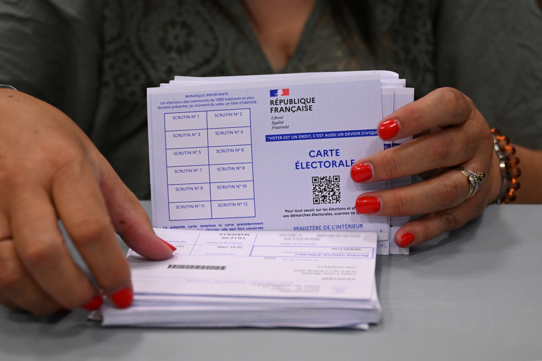 Une photo montre des cartes électorales dans un bureau de vote à Marseille, dans le sud de la France, lors des élections législatives du 12 juin 2022 (Photo, AFP).