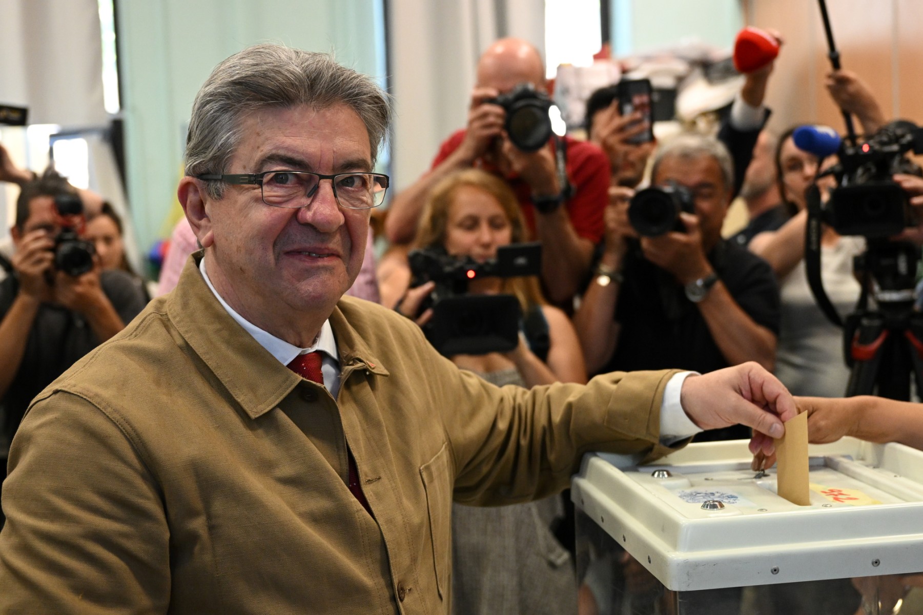 Jean-Luc Melenchon vote aux élections législatives lors d'un scrutin gare de Marseille, dans le sud de la France, le 12 juin 2022 (Photo, AFP).