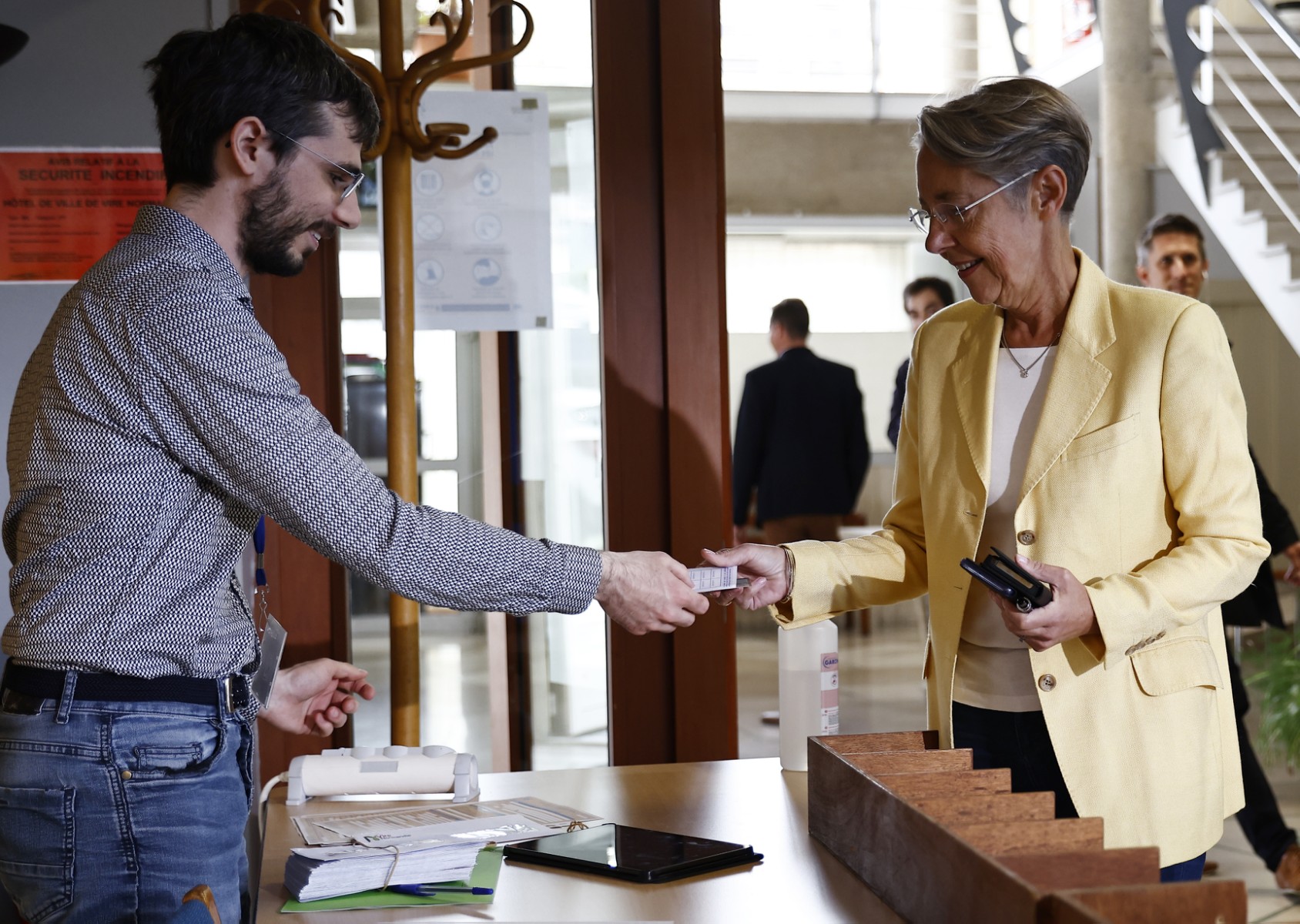 La Première ministre française Elisabeth Borne arrive pour voter aux élections législatives dans un bureau de vote à Vire, Calvados, dans le nord de la France, le 12 juin 2022 (Photo, AFP).