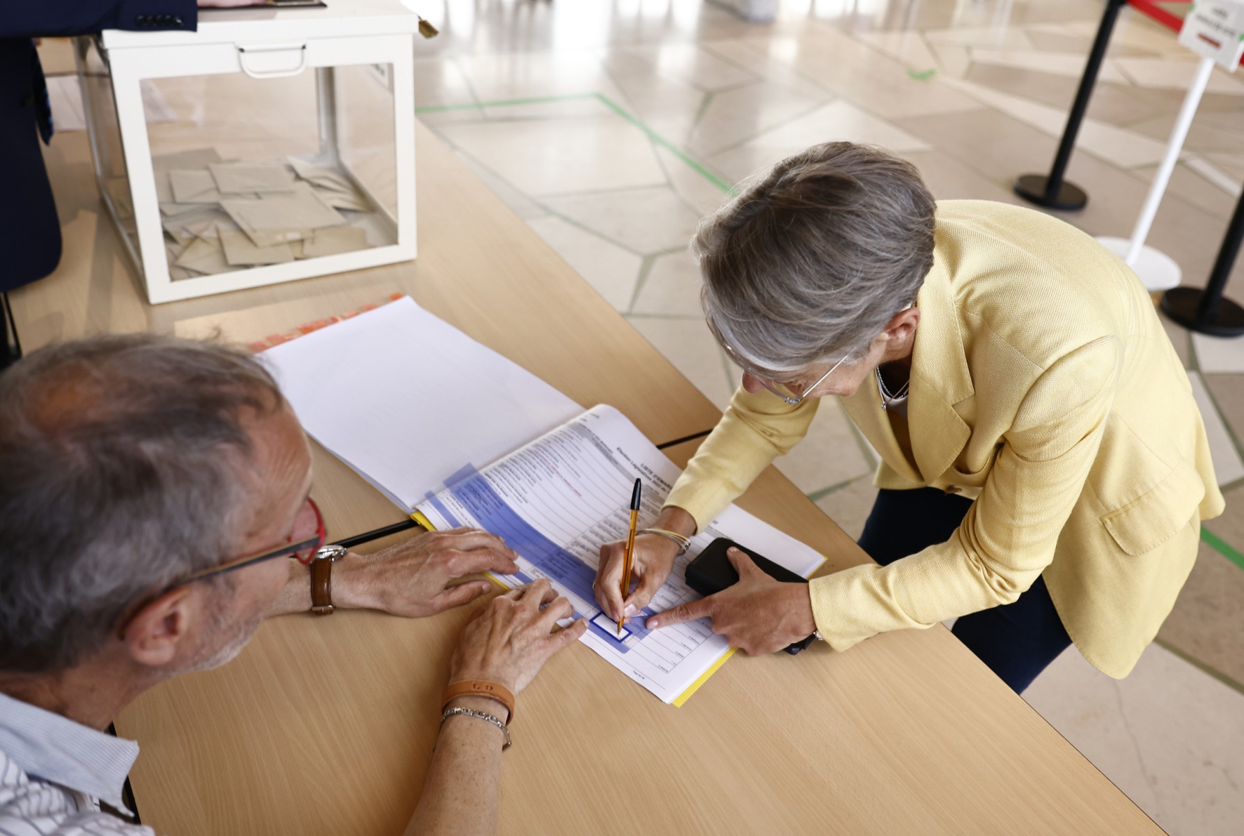 La Première ministre française Elisabeth Borne signe le registre pour voter aux élections législatives dans un bureau de vote à Vire, Calvados, dans le nord de la France, le 12 juin 2022 (Photo, AFP).