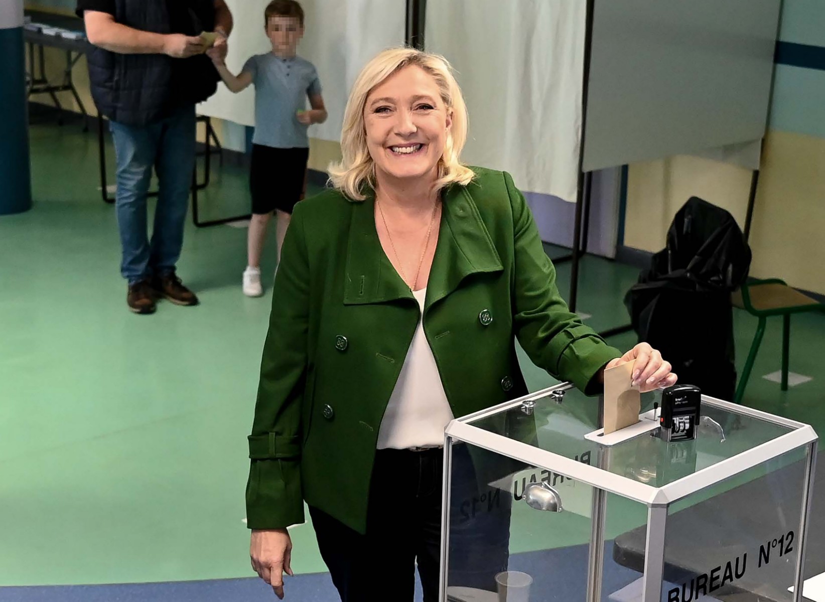 Marine Le Pen vote aux élections législatives françaises dans un bureau de vote à Hénin-Beaumont, dans le nord de la France, le 12 juin 2022 (Photo, AFP).