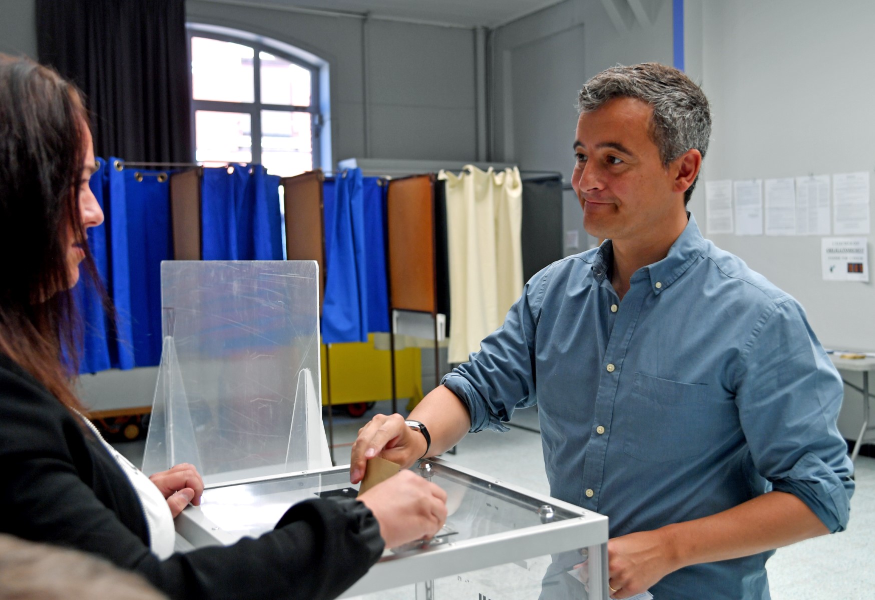 Le ministre français de l'Intérieur Gérald Darmanin vote lors des élections législatives françaises dans un bureau de vote à Tourcoing, dans le nord de la France, le 12 juin 2022 (Photo, AFP).