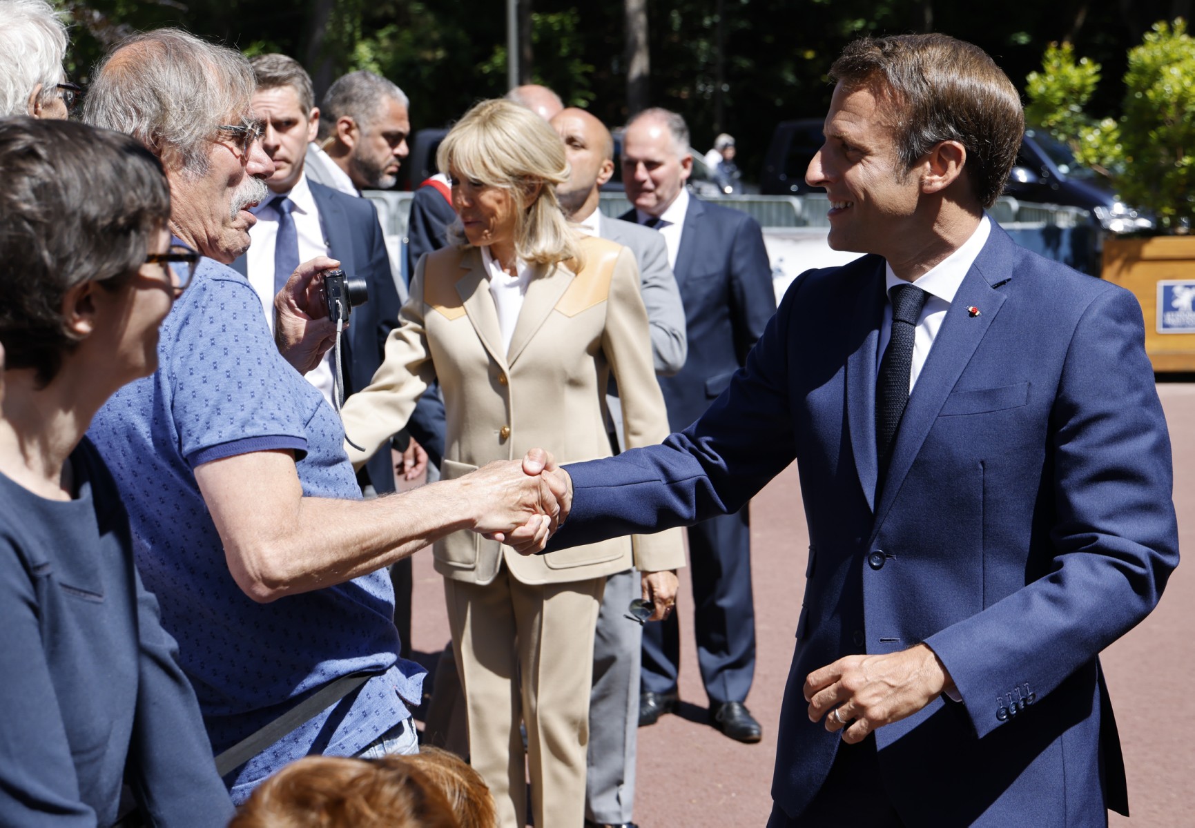 Le président français Emmanuel Macron arrive pour voter aux élections législatives françaises dans un bureau de vote du Touquet, dans le nord de la France, le 12 juin 2022 (Photo, AFP).