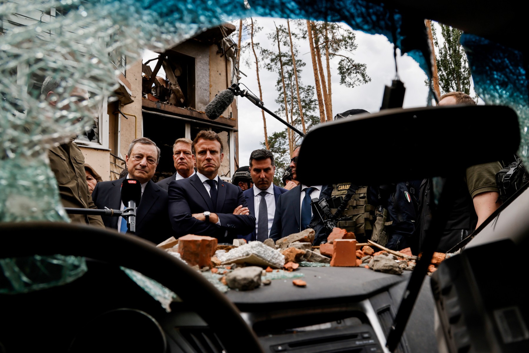 Le Premier ministre italien Mario Draghi et le président français Emmanuel Macron assistent à une visite avec le chancelier allemand à Irpin, en Ukraine, le 16 juin 2022 (Photo, AFP).