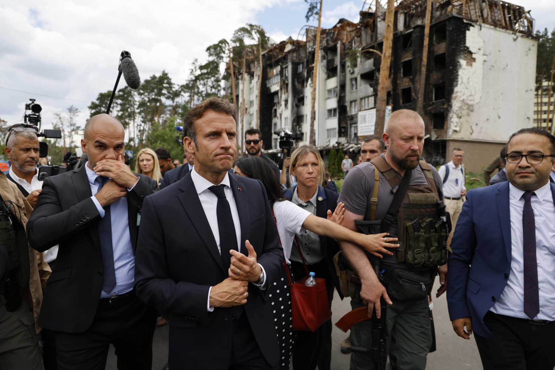 La vice-première ministre ukrainienne Olha Stefanishyna s'entretient avec le président français Emmanuel Macron à côté de l'ambassadeur de France en Ukraine Etienne de Poncins après l'avoir accueilli à son arrivée à la gare de Kiev le 16 juin 2022 (Photo, AFP).