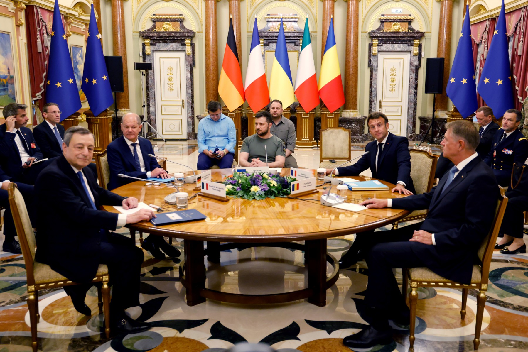 Le Premier ministre italien Mario Draghi, le chancelier allemand Olaf Scholz, le président ukrainien Volodymyr Zelensky, le président français Emmanuel Macron et le président roumain Klaus Iohannis se rencontrent pour une séance de travail au palais Mariinsky, à Kiev, le 16 juin 2022 (Photo, AFP).