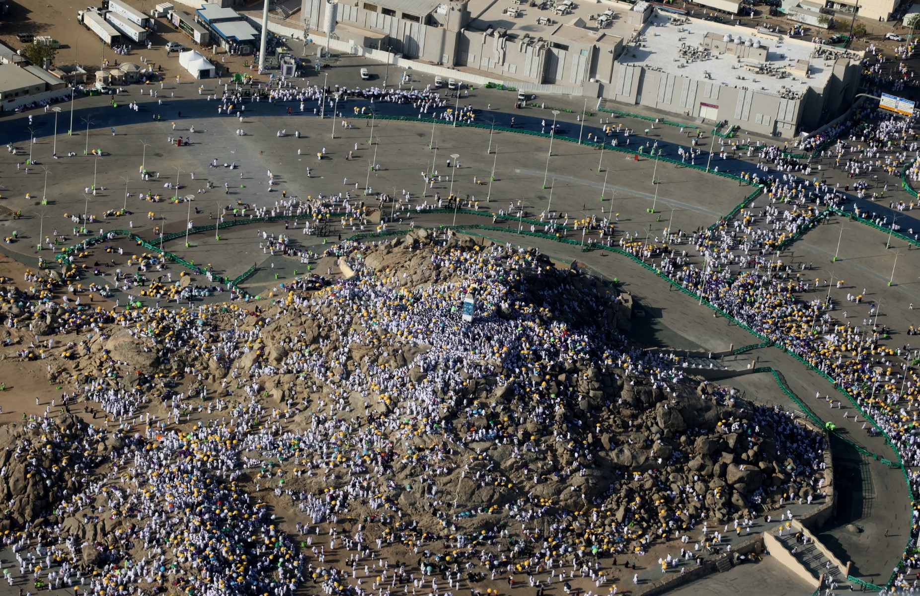 Une vue aérienne montre des pèlerins musulmans se rassemblant au sommet du mont Arafat, également connu sous le nom de Jabal al-Rahma (Mont de la Miséricorde), au sud-est de la ville sainte de La Mecque, lors de l'apogée du pèlerinage du Hajj, le 8 juillet 2022. (Photo par AFP )