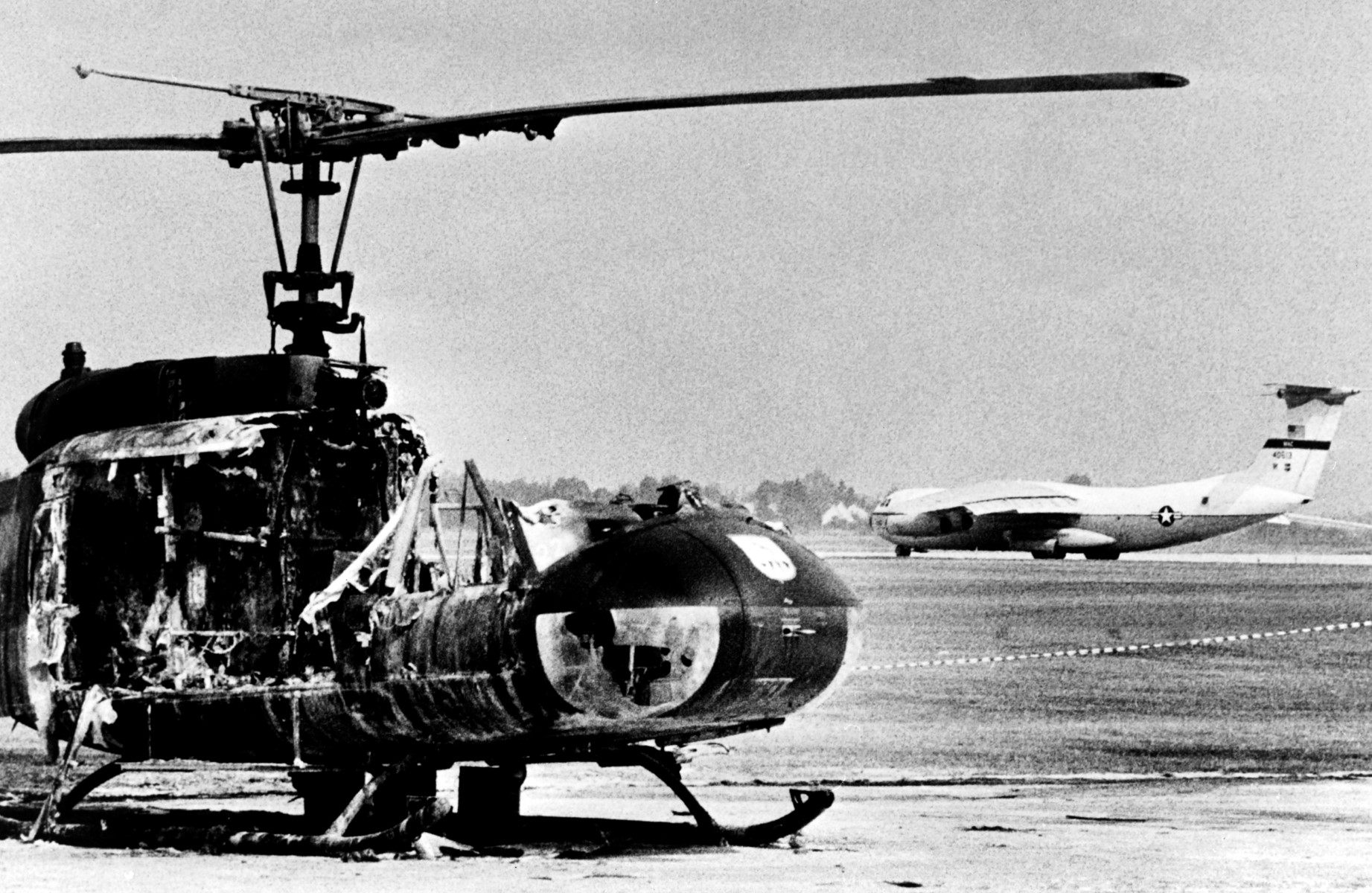Cette photo d'archive prise le 7 septembre 1972 montre un hélicoptère de l'armée calciné à la base aérienne de Fürstenfeldbruck, après la prise d'otages des membres de l'équipe israélienne par un commando palestinien. (Photo par EPU / AFP)