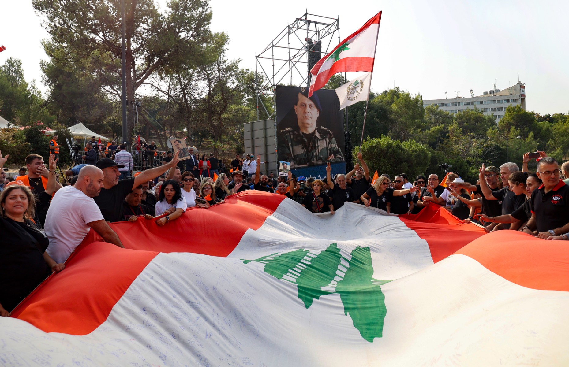 Des partisans du président libanais Michel Aoun se rassemblent près du palais présidentiel de Baabda, à l'est de la capitale Beyrouth, le 30 octobre 2022 (Photo, AFP).