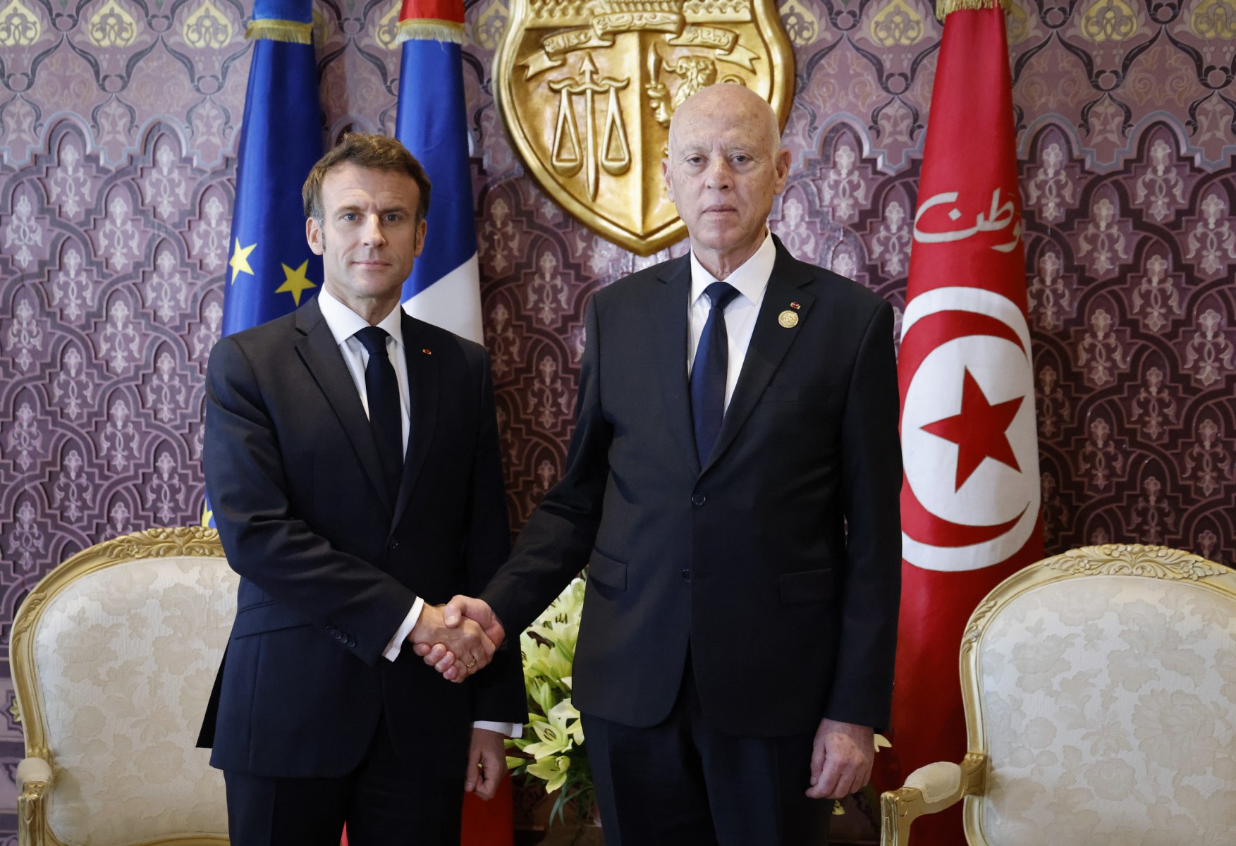 Le président français Emmanuel Macron accueilli par le président de Tunisie Kais Saïed (photo, Mélinda Mrini)