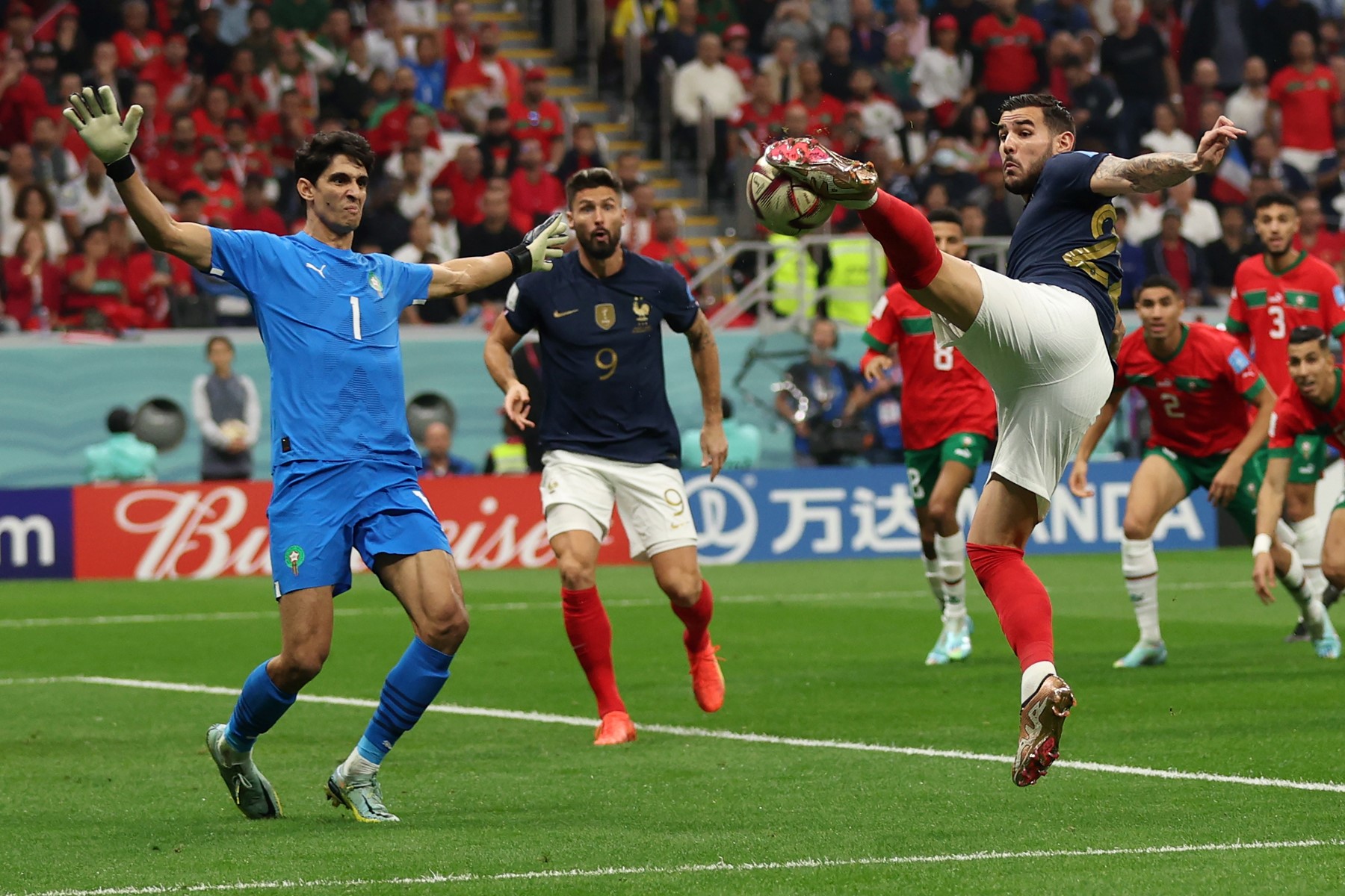 Le défenseur français Theo Hernandez frappe le ballon pour marquer le premier but de son équipe devant le gardien marocain Yassine Bounou lors de la demi-finale de football de la Coupe du monde Qatar 2022 entre la France et le Maroc au stade Al-Bayt à Al Khor, au nord de Doha le 14 décembre 2022 (Photo, AFP).